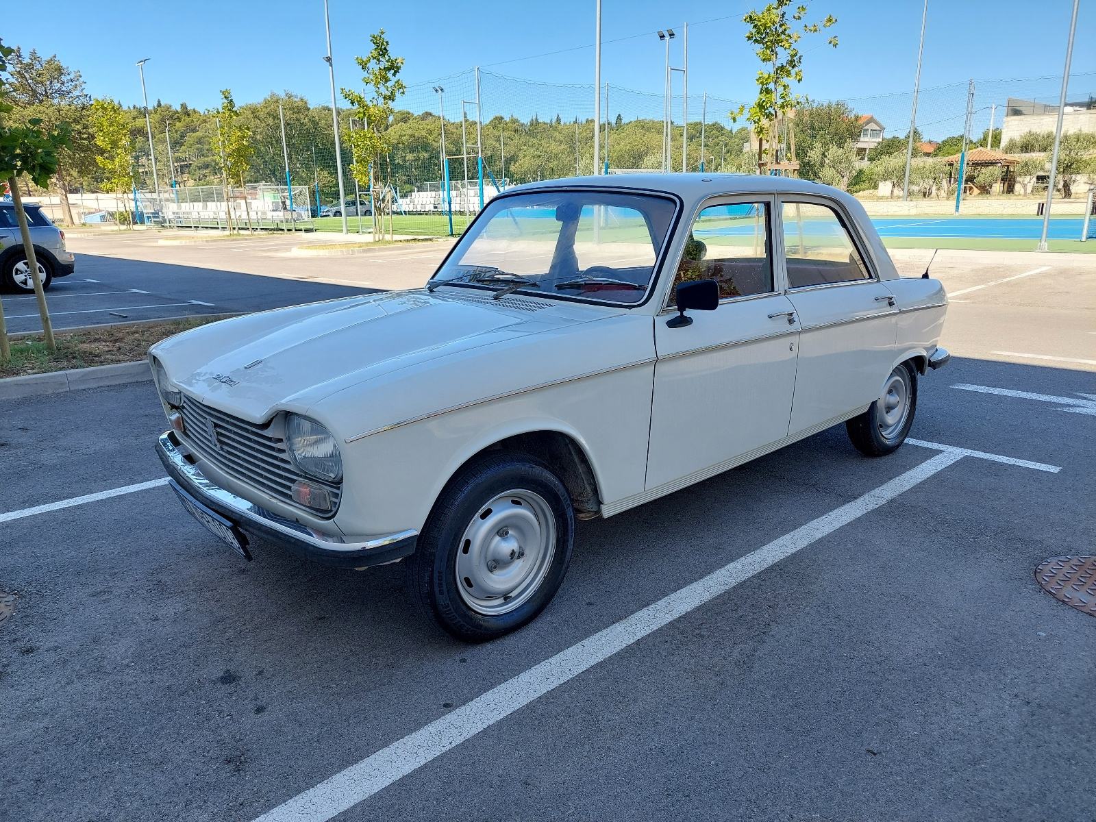 Peugeot 204 1100 **Oldtimer**, pogled izvana - slika 1