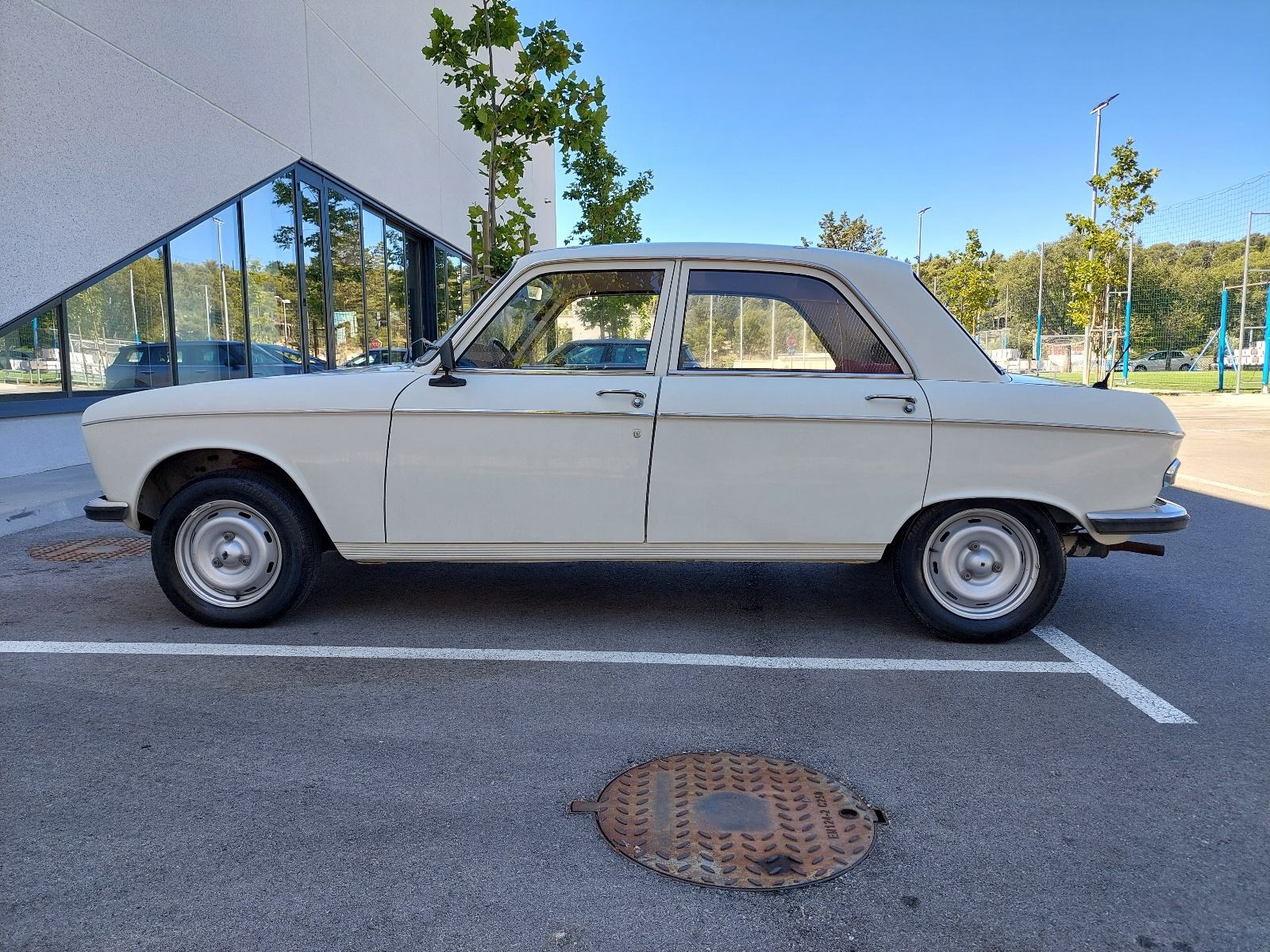 Peugeot 204 1100 **Oldtimer**, pogled izvana - slika 3