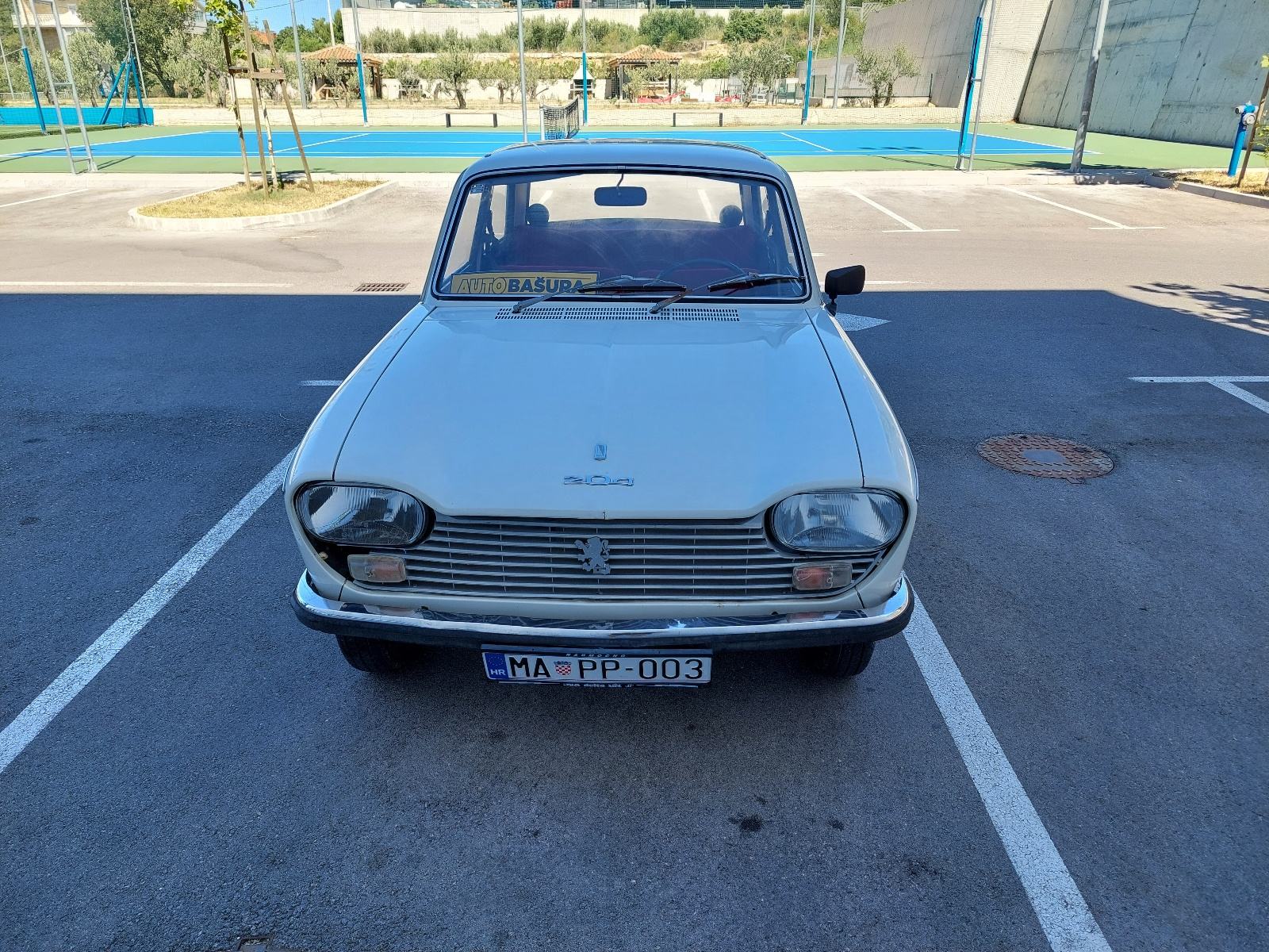 Peugeot 204 1100 **Oldtimer**, pogled izvana - slika 2