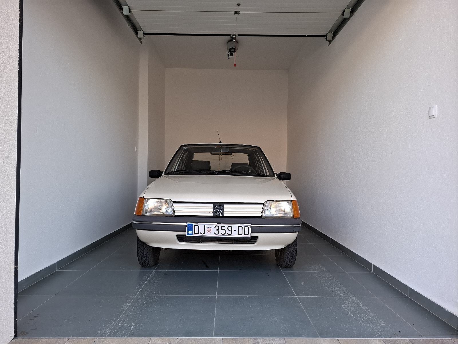 PEUGEOT 205 1.1 BENZIN, GARAẒ̌IRAN, LIJEPO OČUVAN, ISPRAVAN!, pogled izvana - slika 1