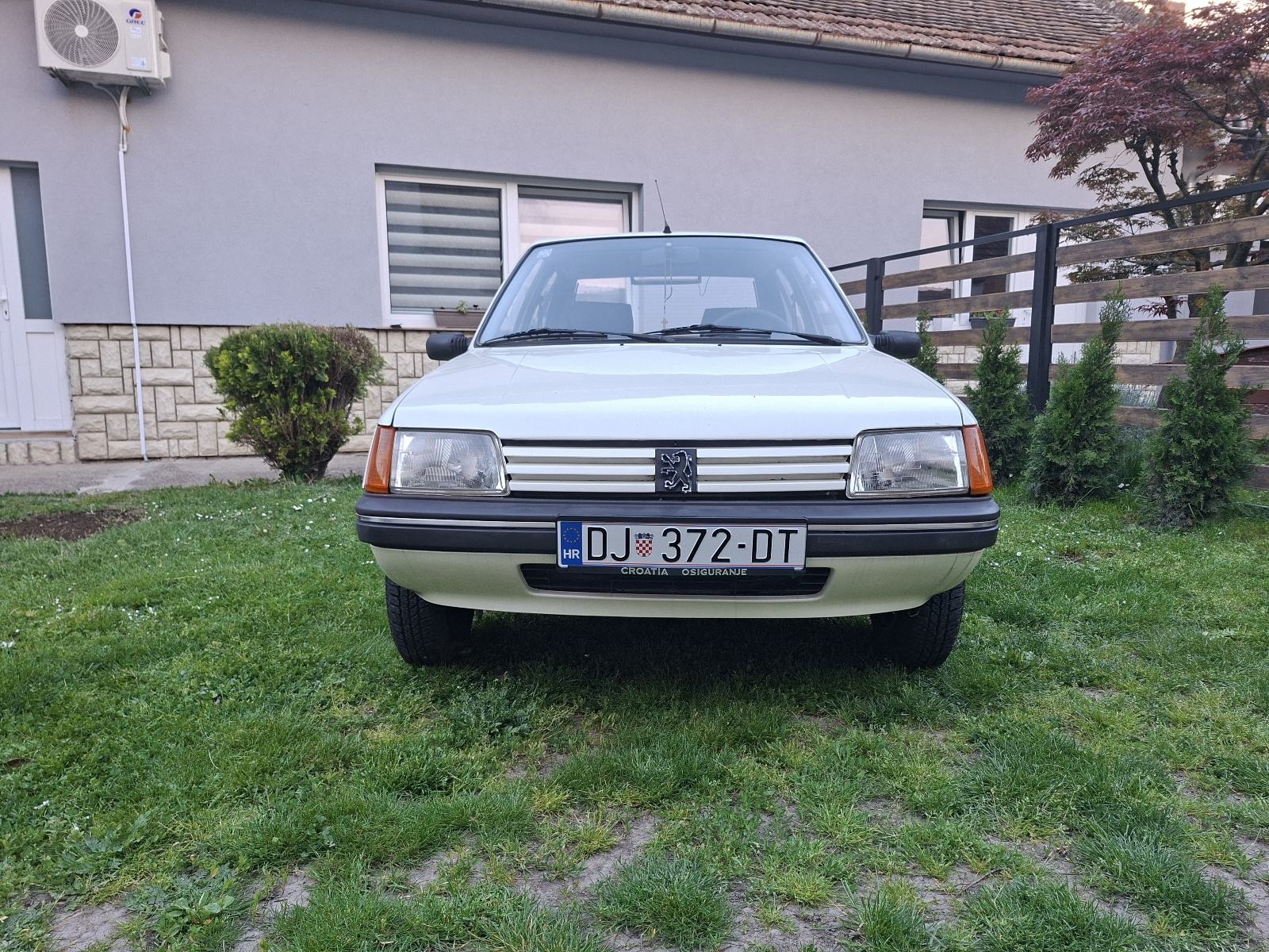 PEUGEOT 205 1.1 BENZIN, GARAẒ̌IRAN, LIJEPO OČUVAN, ISPRAVAN!, pogled izvana - slika 2