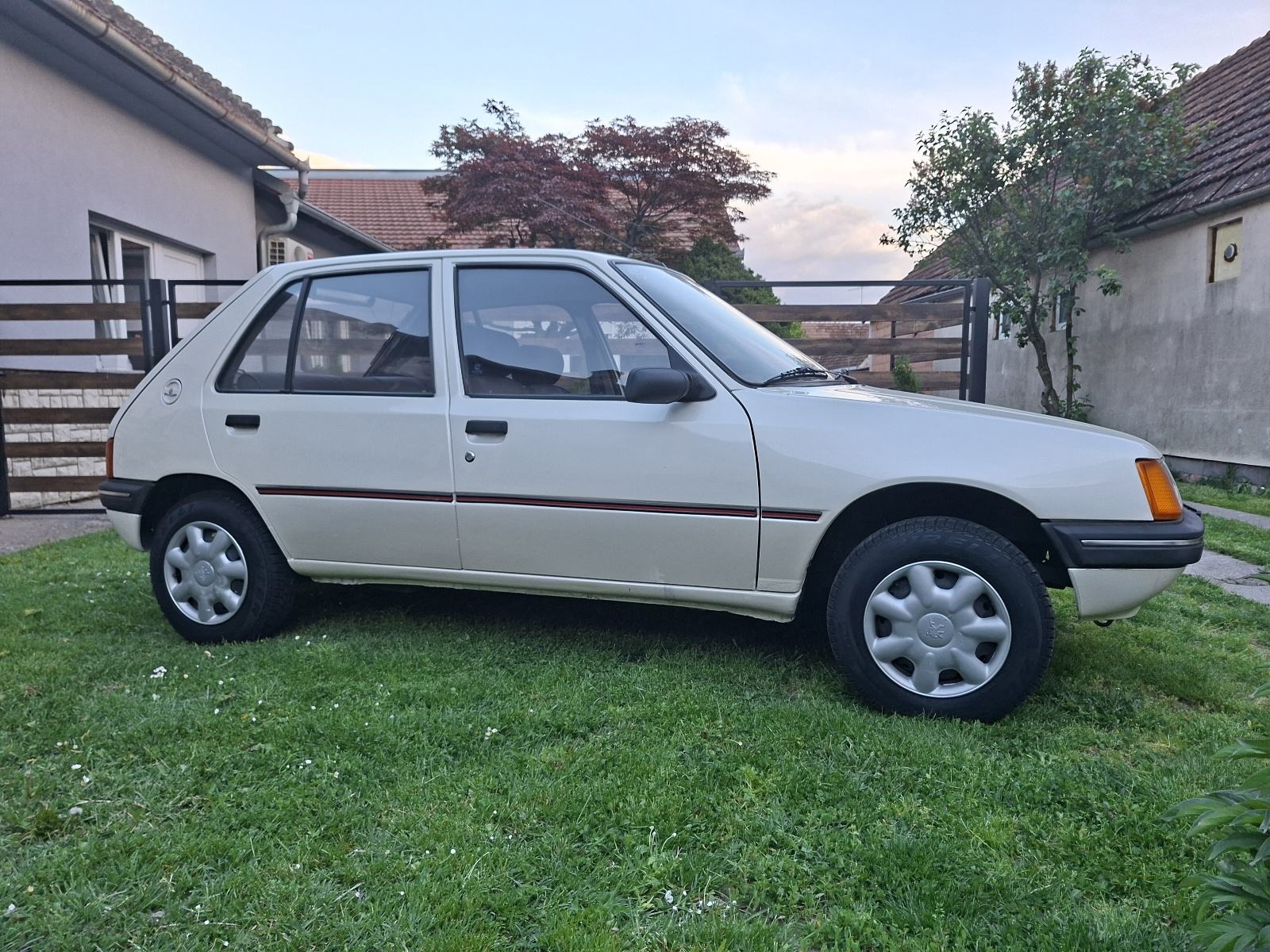 PEUGEOT 205 1.1 BENZIN, GARAẒ̌IRAN, LIJEPO OČUVAN, ISPRAVAN!, pogled izvana - slika 3