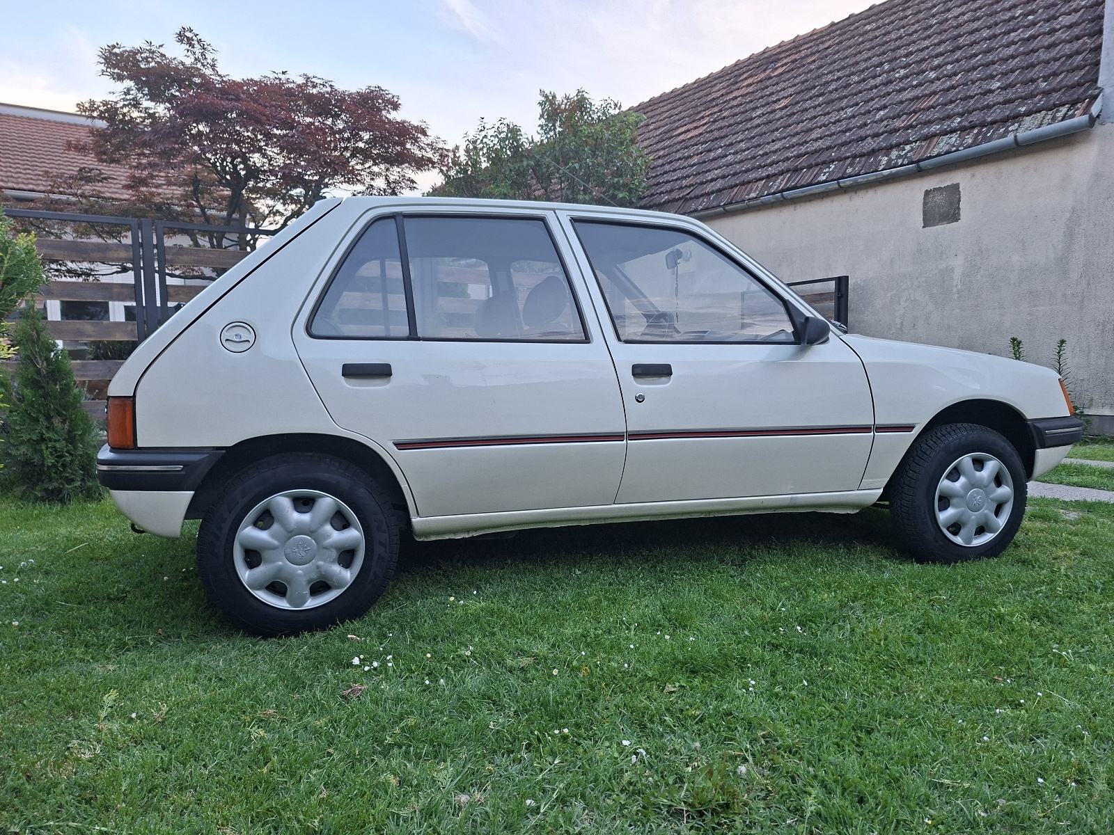 PEUGEOT 205 1.1 BENZIN, GARAẒ̌IRAN, LIJEPO OČUVAN, ISPRAVAN!, pogled izvana - slika 4