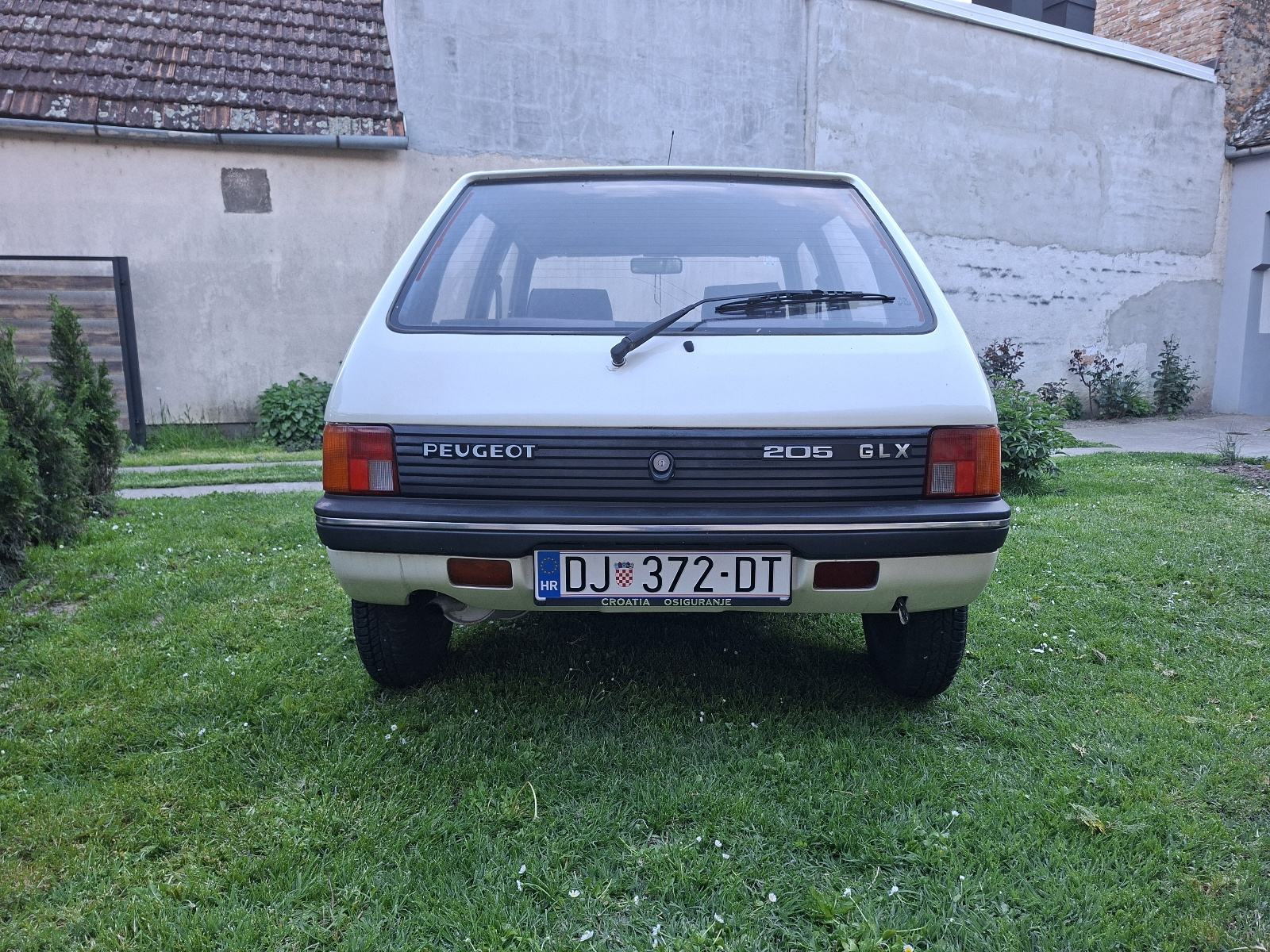 PEUGEOT 205 1.1 BENZIN, GARAẒ̌IRAN, LIJEPO OČUVAN, ISPRAVAN!, pogled izvana - slika 5