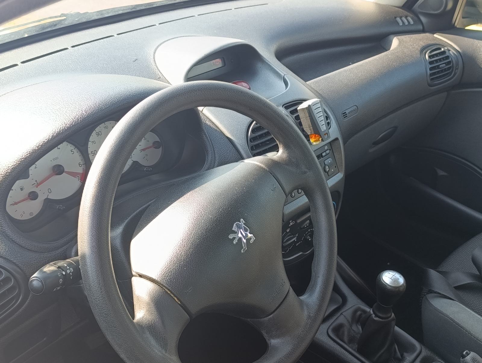 Peugeot 206 1,4i, samo 90.000 km, registriran godinu dana, fotografija 7