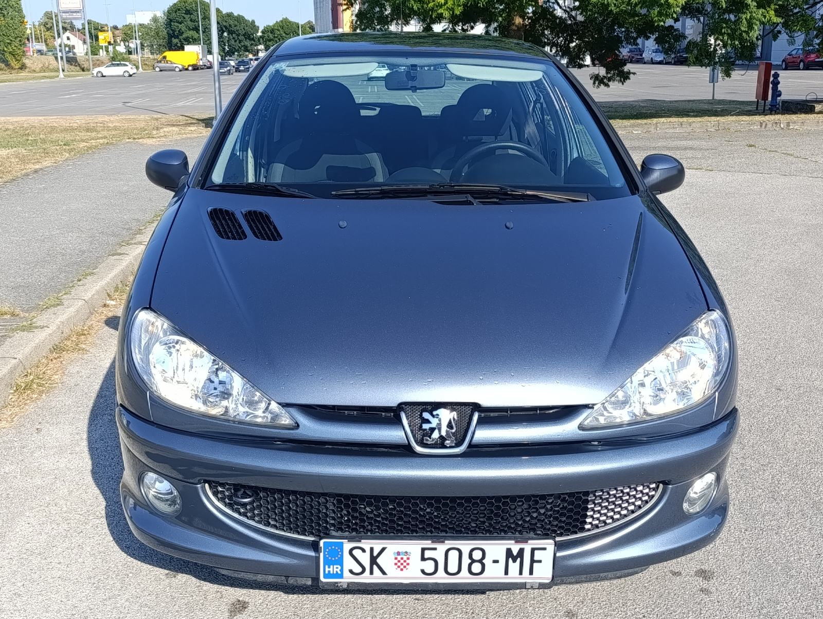 Peugeot 206 1,4i, samo 90.000 km, registriran godinu dana, fotografija 2