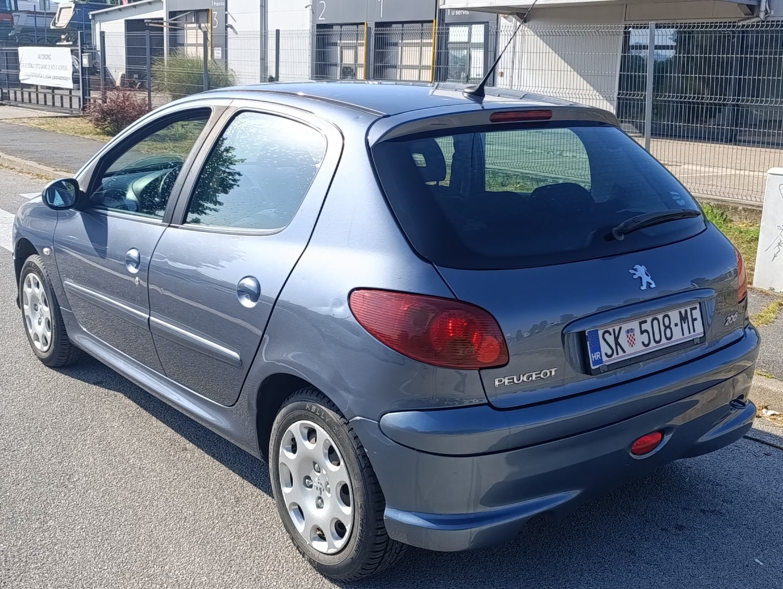 Peugeot 206 1,4i, samo 90.000 km, registriran godinu dana, fotografija 5