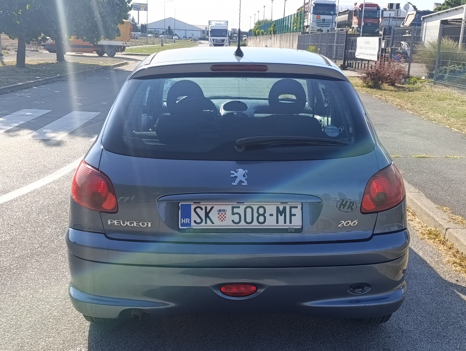 Peugeot 206 1,4i, samo 90.000 km, registriran godinu dana, fotografija 6