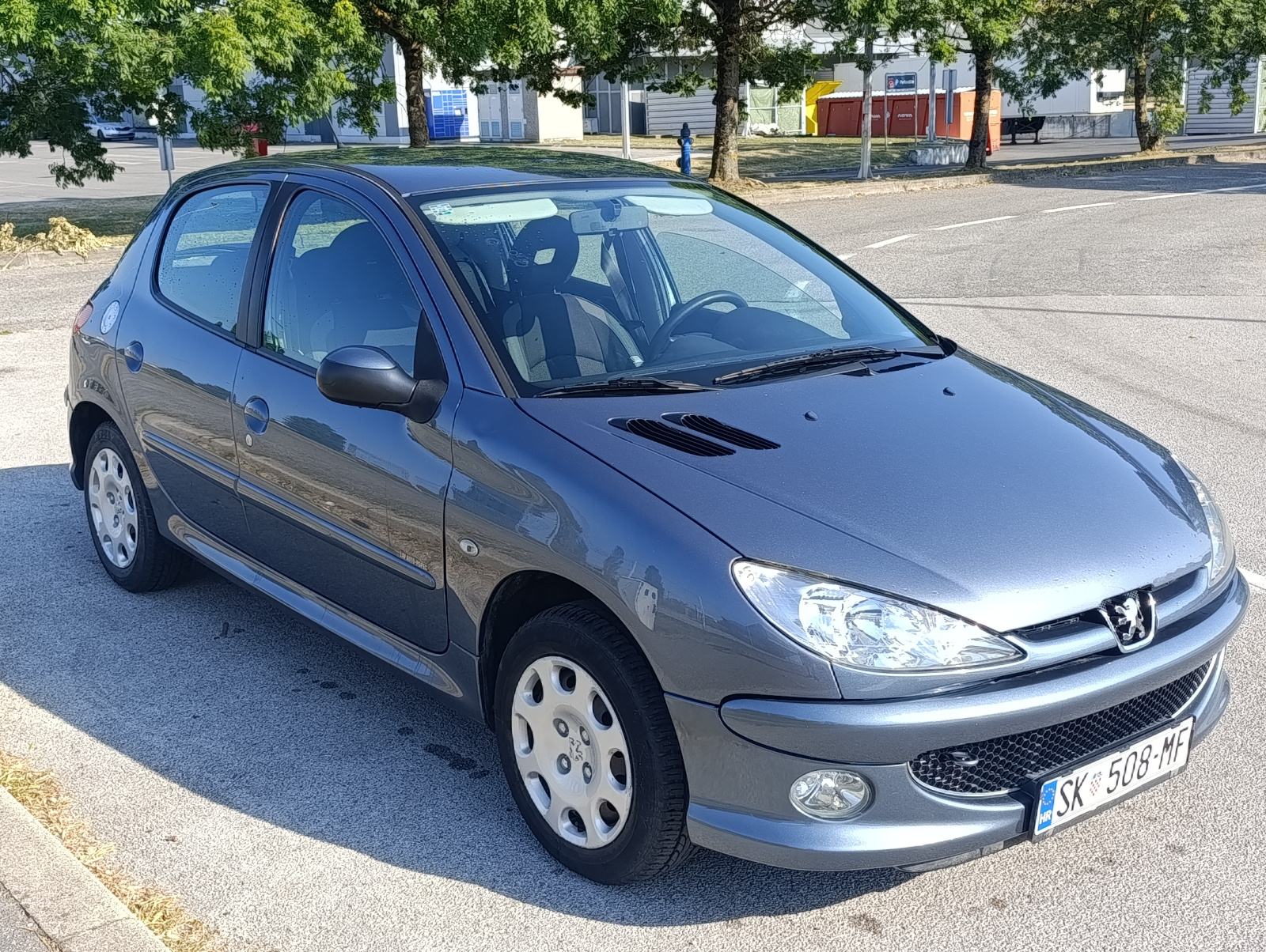 Peugeot 206 1,4i, samo 90.000 km, registriran godinu dana, fotografija 3