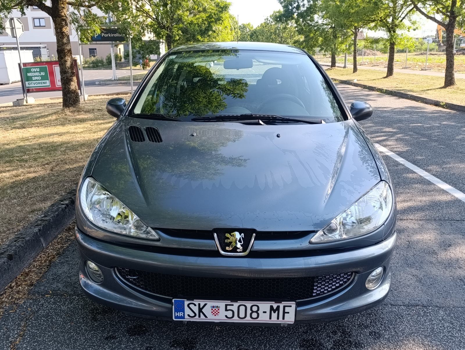Peugeot 206 1,4i, samo 90.000 km, registriran godinu dana, fotografija 11
