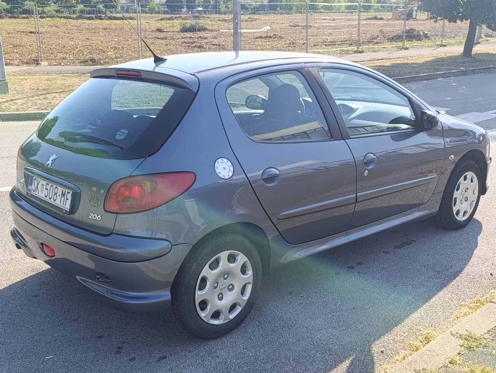 Peugeot 206 1,4i, samo 90.000 km, registriran godinu dana, fotografija 4