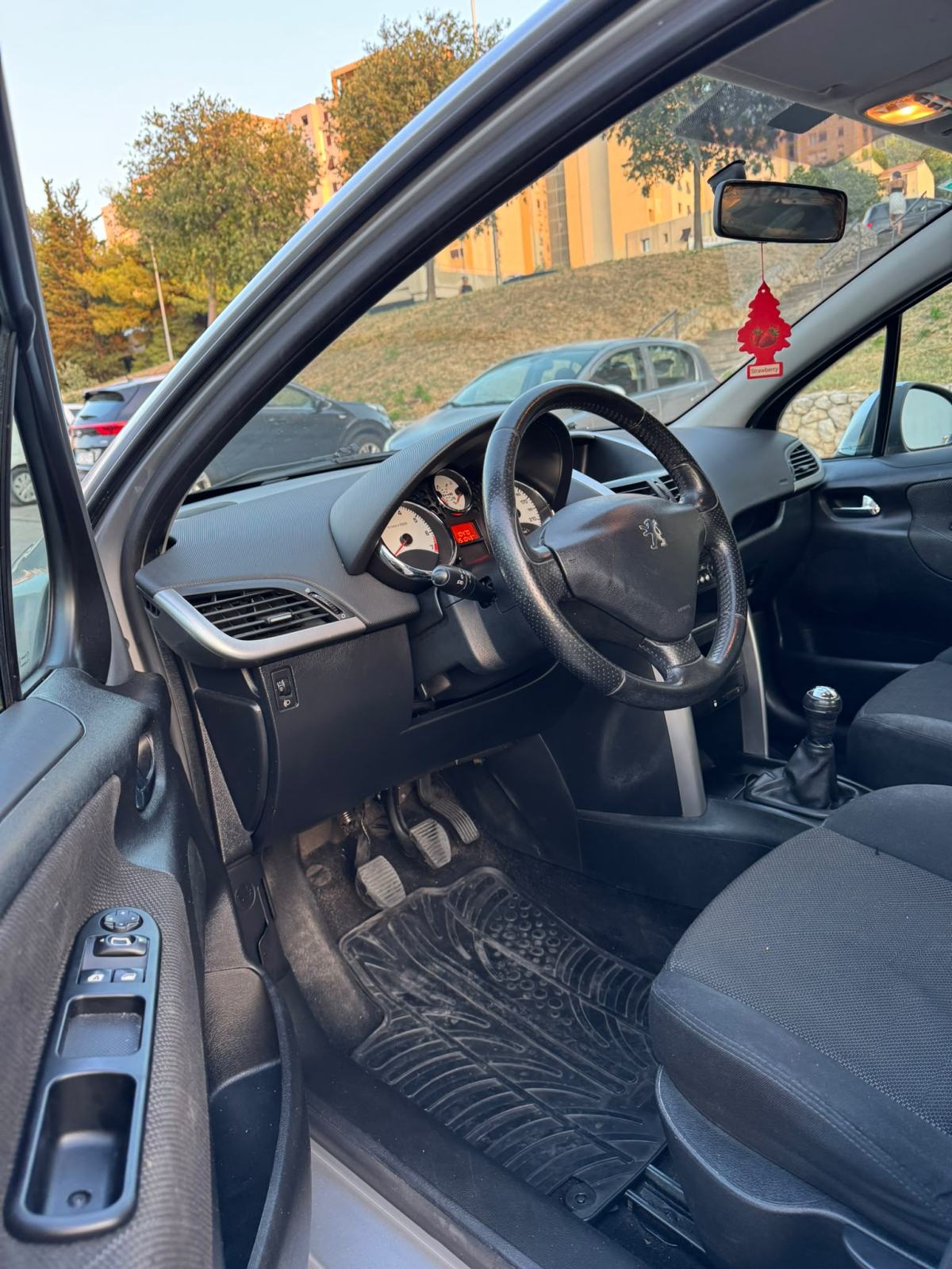 Peugeot 207 1,4 16V Hr auto 150tkm orig servisna knjiga, fotografija 9