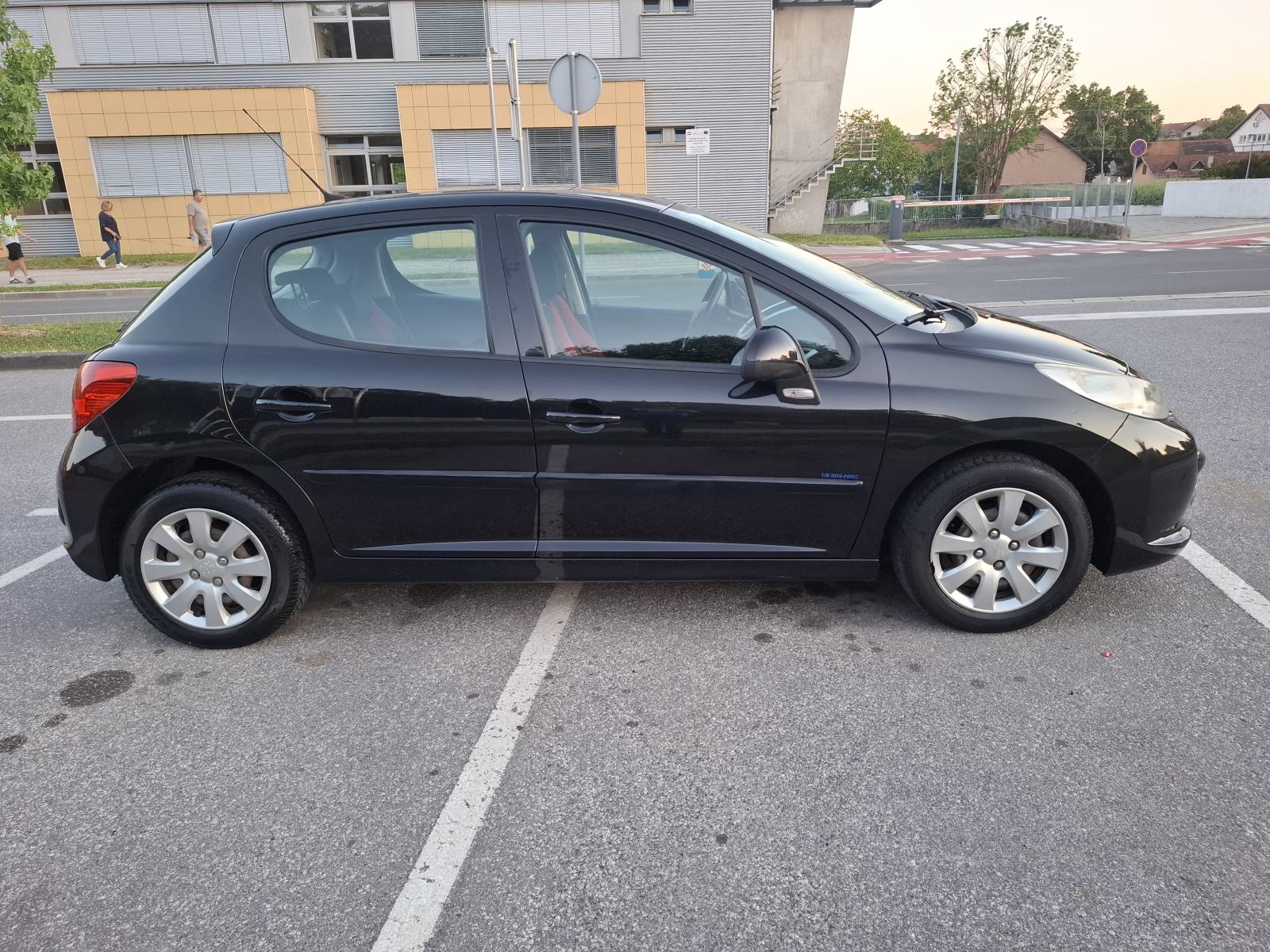 Peugeot 207 1.4 i, 8v, VRHUNSKI ! SAMO 121000 KM, POTVRDA !, fotografija 9
