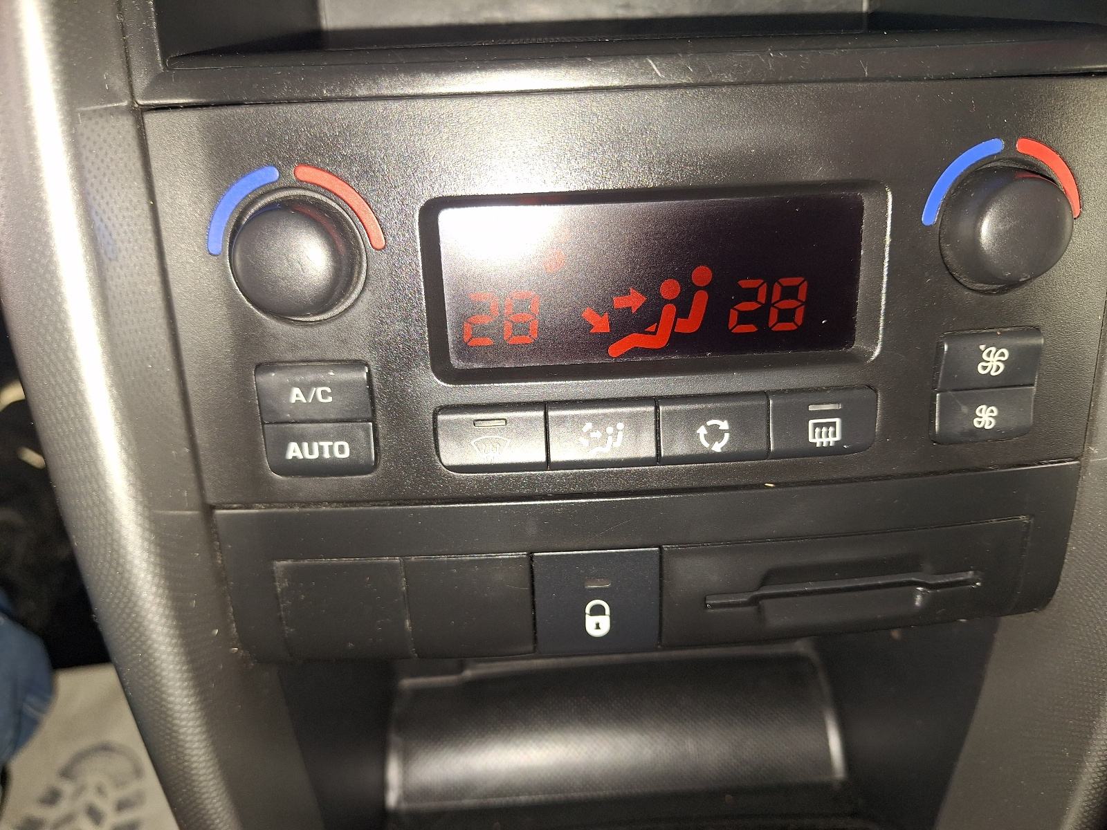 Peugeot 207 Sport edition 1,6 HDi REGISTRIRAN 11/26, fotografija 15