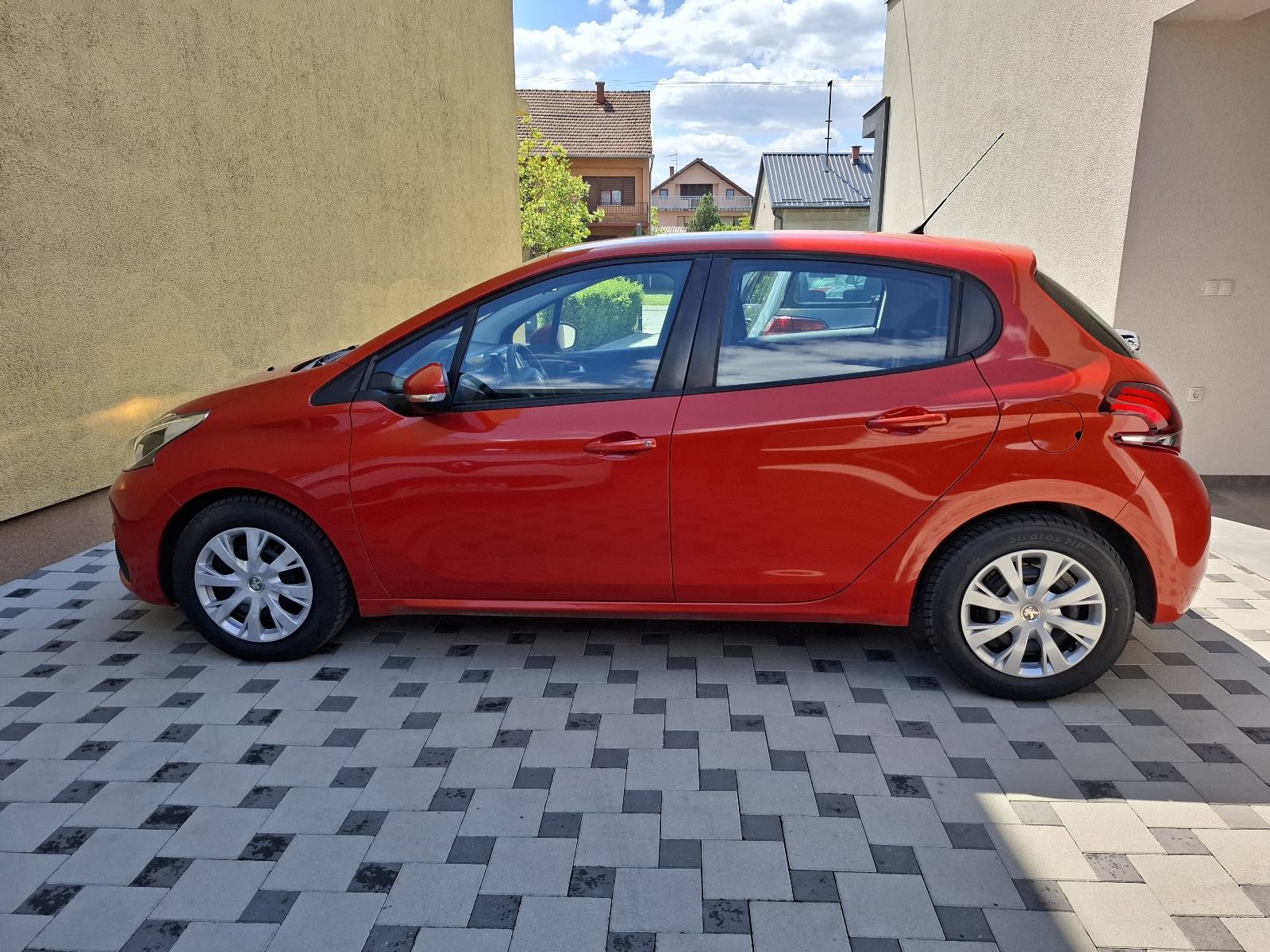Peugeot 208 1 2 PureTech SERVO KLIMA 2016god JAMSTVO NA IME KUPCA, fotografija 5