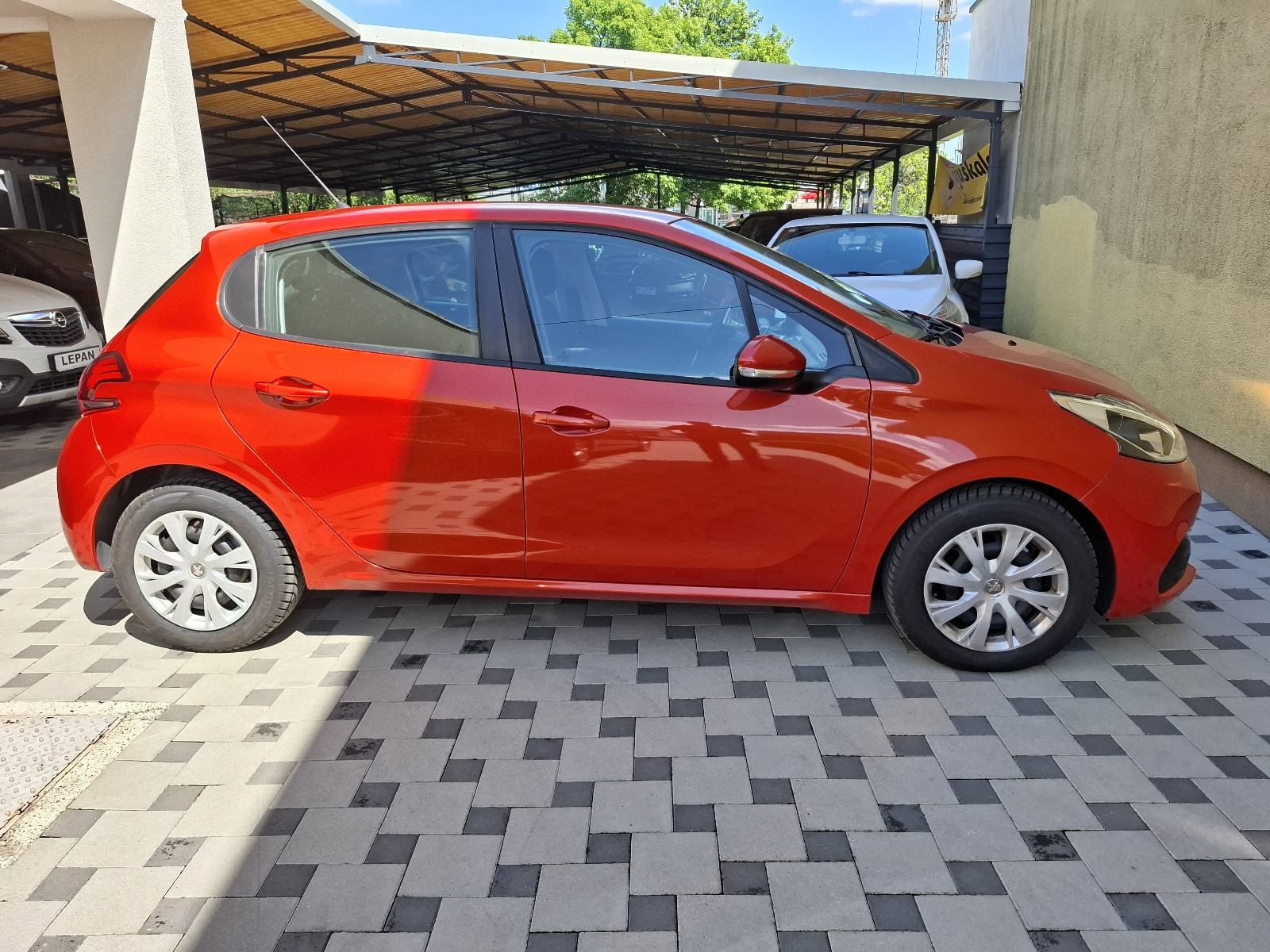 Peugeot 208 1 2 PureTech SERVO KLIMA 2016god JAMSTVO NA IME KUPCA, fotografija 4