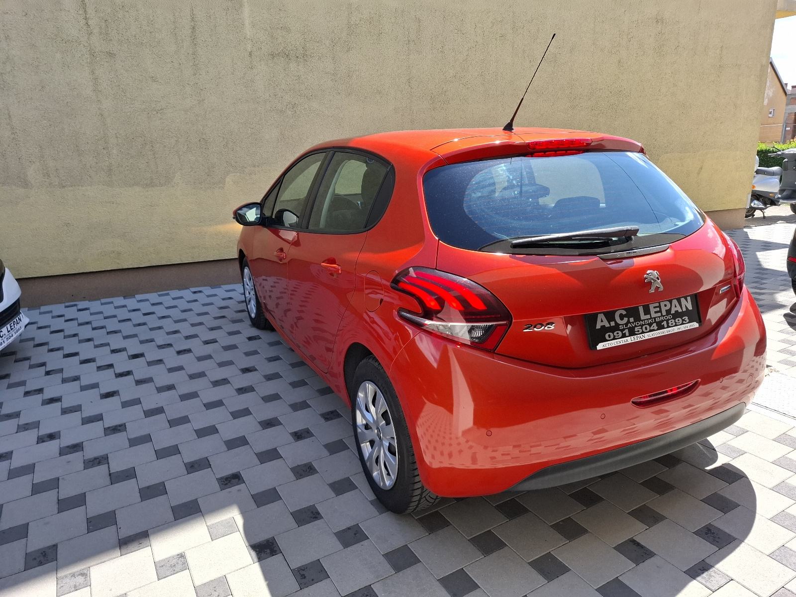 Peugeot 208 1 2 PureTech SERVO KLIMA 2016god JAMSTVO NA IME KUPCA, fotografija 7