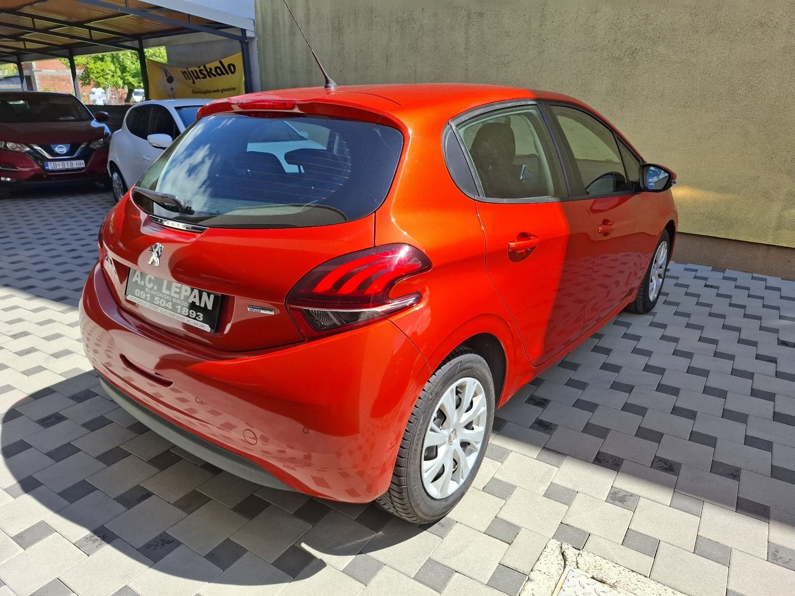 Peugeot 208 1 2 PureTech SERVO KLIMA 2016god JAMSTVO NA IME KUPCA, fotografija 6