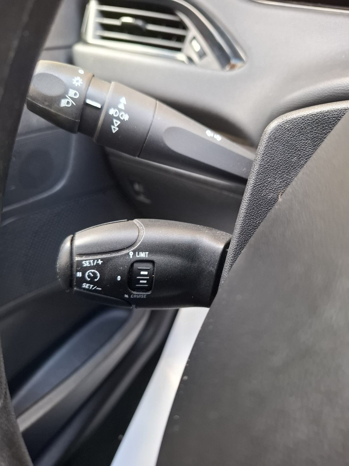 Peugeot 208 1 2 PureTech SERVO KLIMA 2016god JAMSTVO NA IME KUPCA, fotografija 18