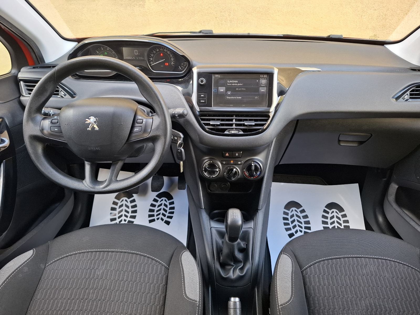Peugeot 208 1 2 PureTech SERVO KLIMA 2016god JAMSTVO NA IME KUPCA, fotografija 15