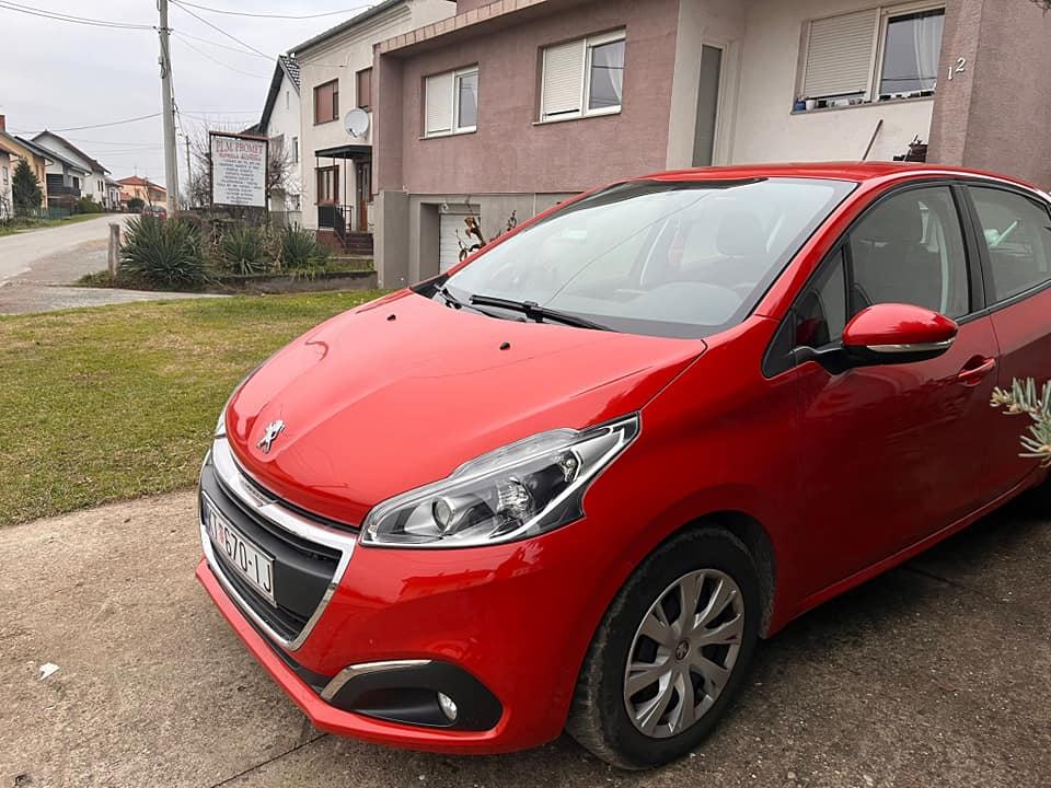 Peugeot 208 1.0, fotografija 2