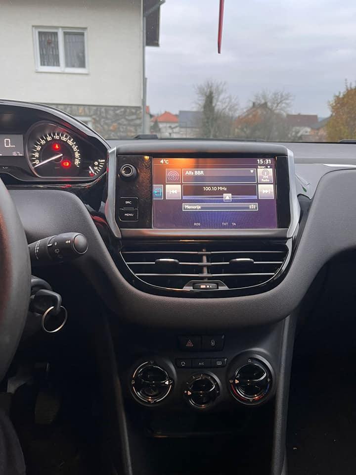 Peugeot 208 1.0, fotografija 6
