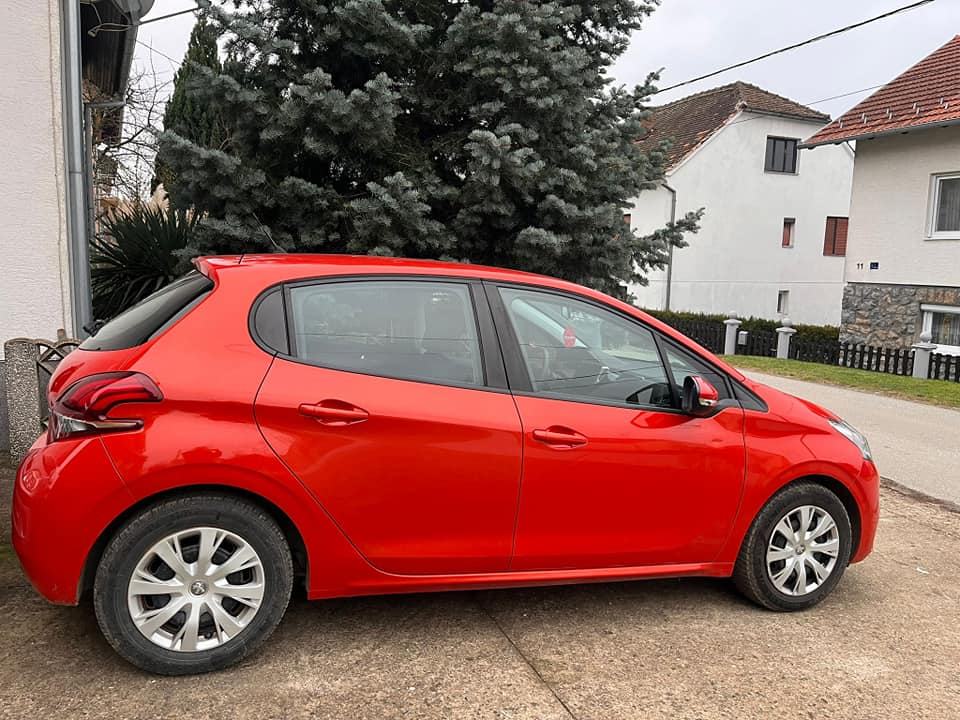 Peugeot 208 1.0, fotografija 7