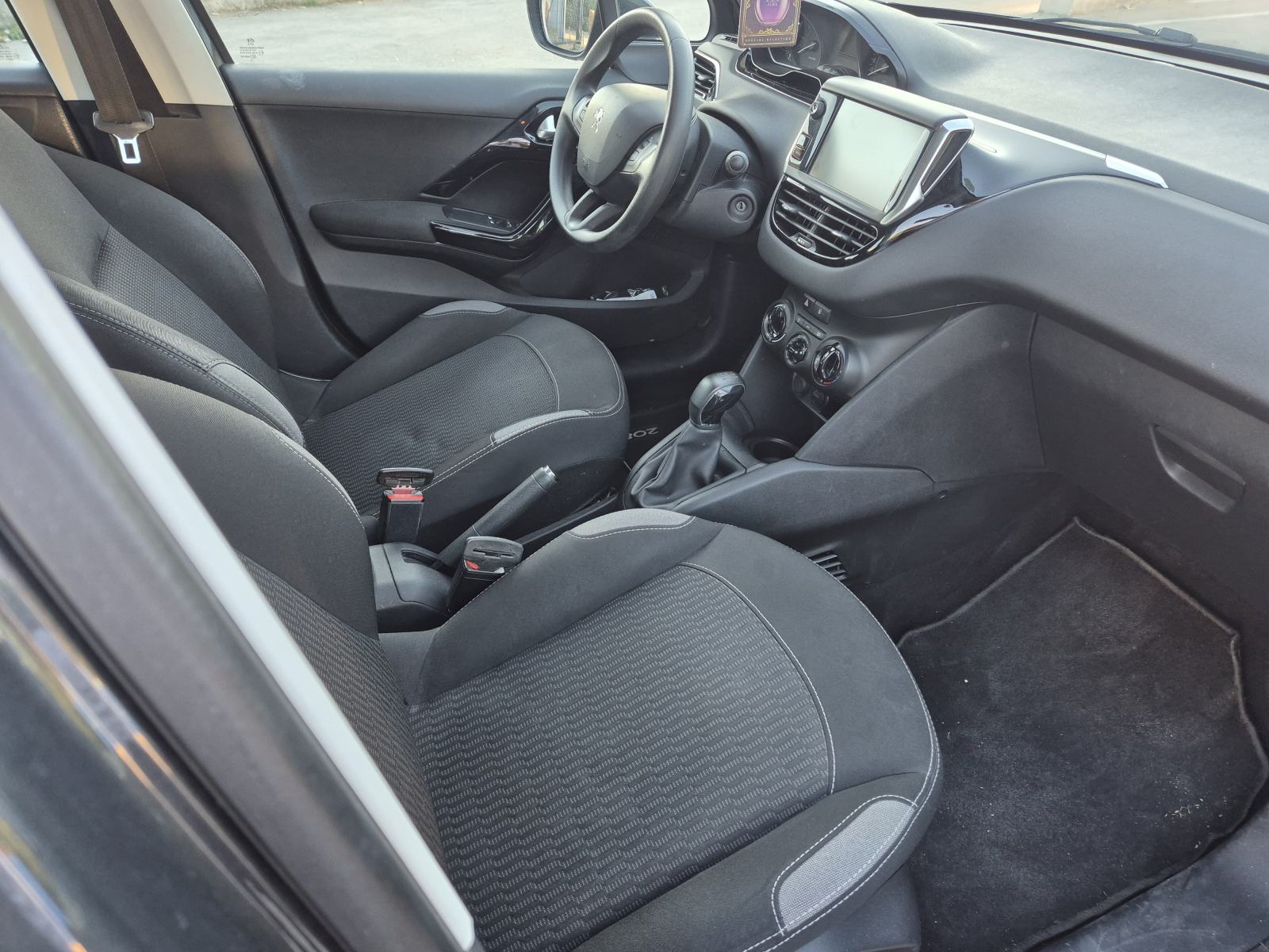 Peugeot 208 1,0, fotografija 2