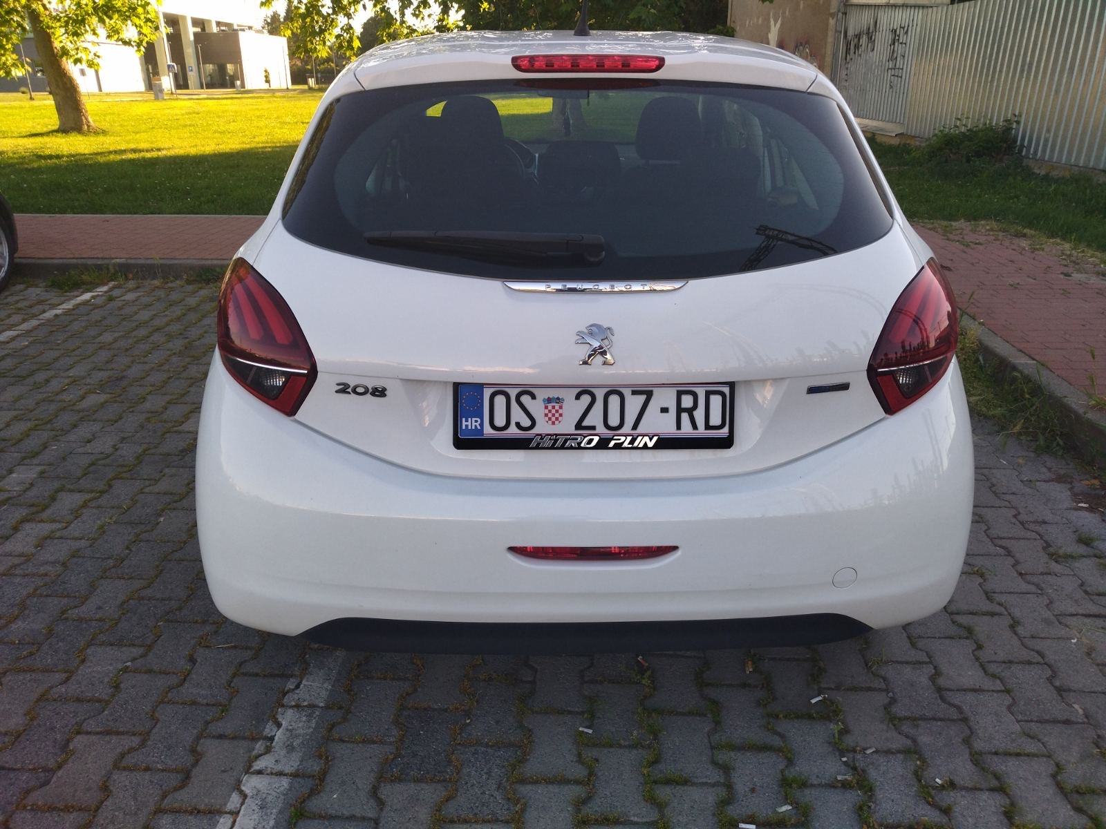 Peugeot 208 1,0, fotografija 3