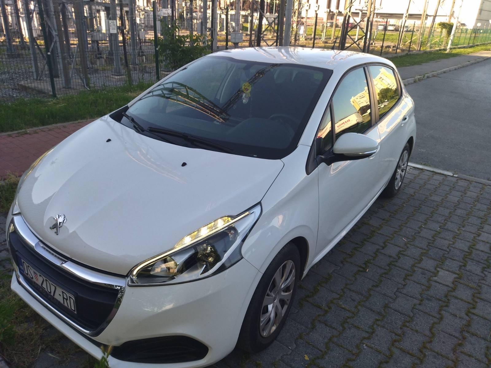 Peugeot 208 1,0, fotografija 6