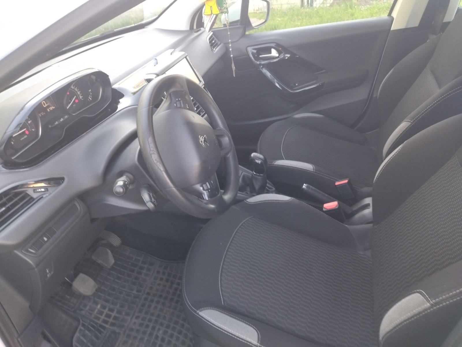 Peugeot 208 1,0, fotografija 9