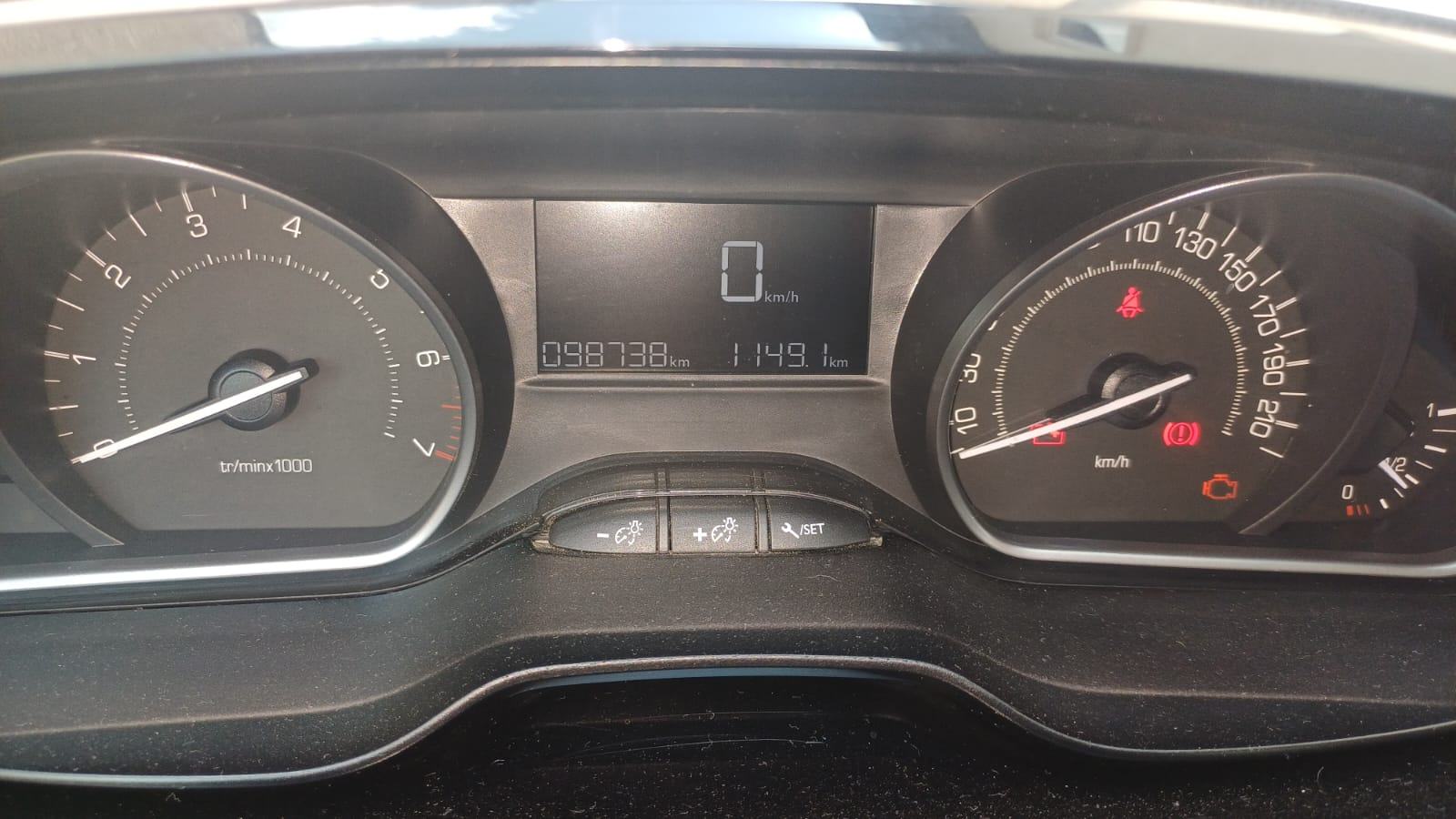 Peugeot 208 1.0, fotografija 8
