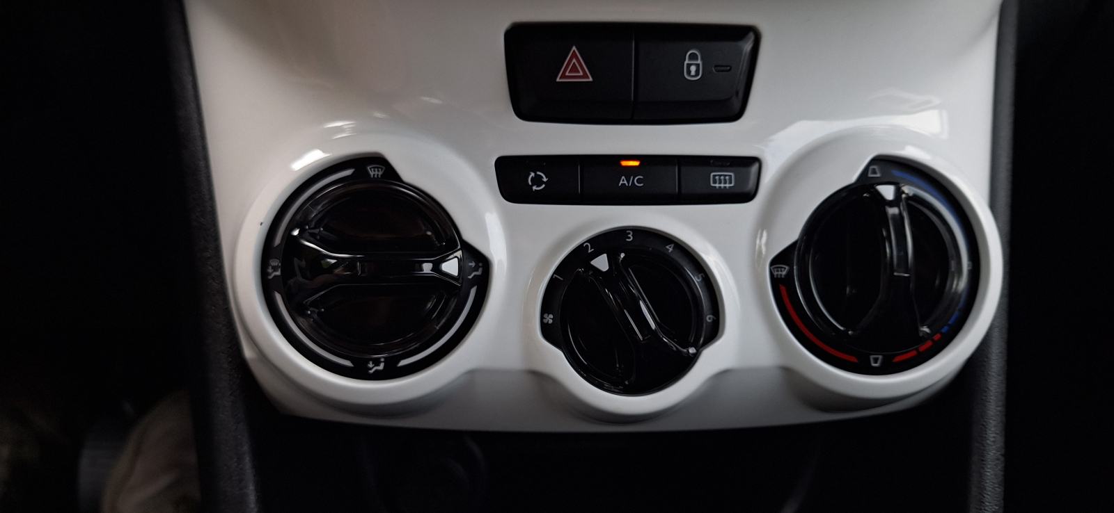 Peugeot 208 1,0 VTi, 71.000KM, KLIMA, TEMPOMAT, DVOBOJAN, NA IME..., fotografija 18