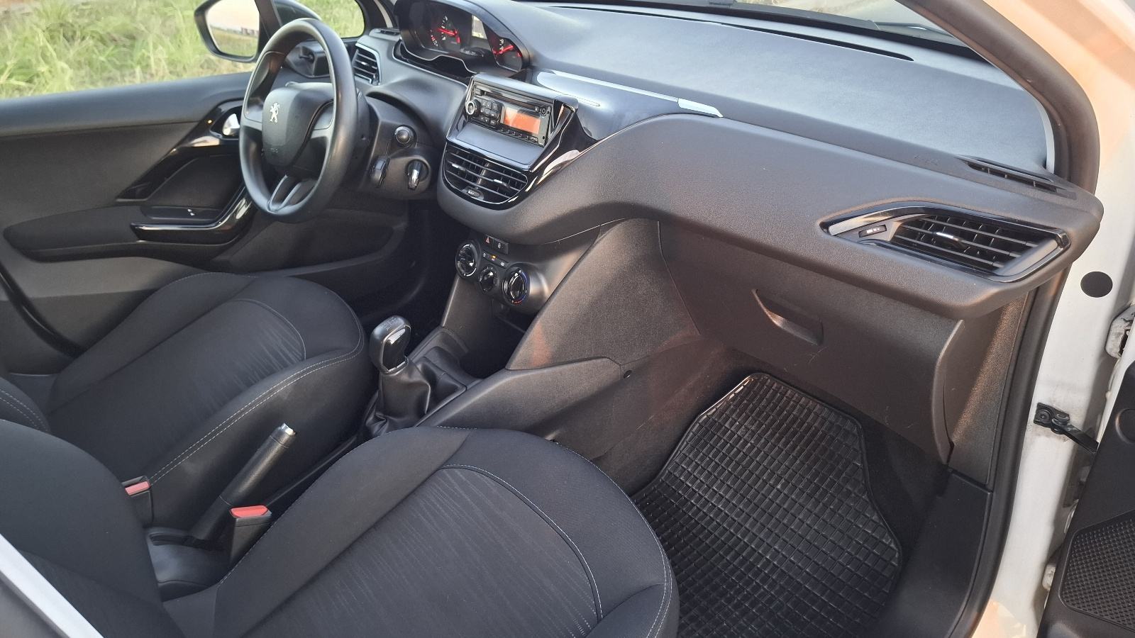 Peugeot 208 1,0 VTi, fotografija 9