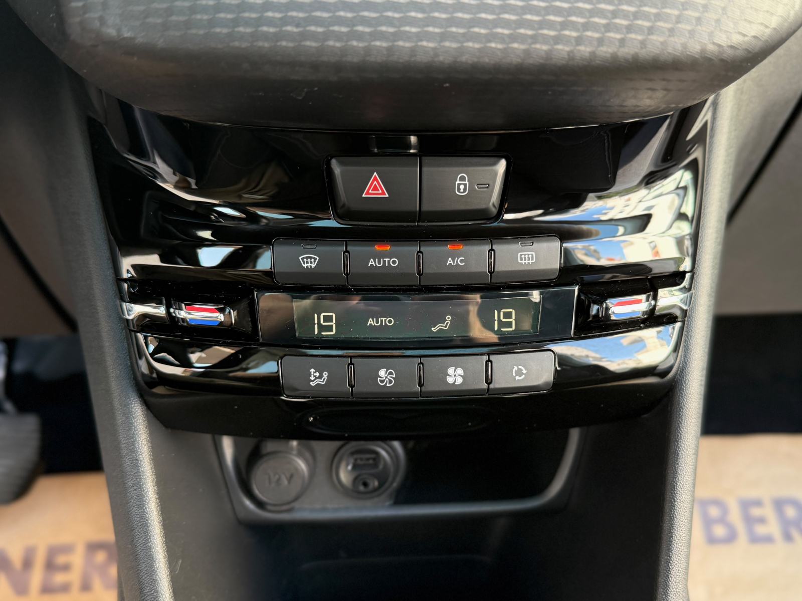 Peugeot 208 1,2 110 ks *REG 07/27* PANORAMA, Aut. klima, Kamera, NAVI, fotografija 14