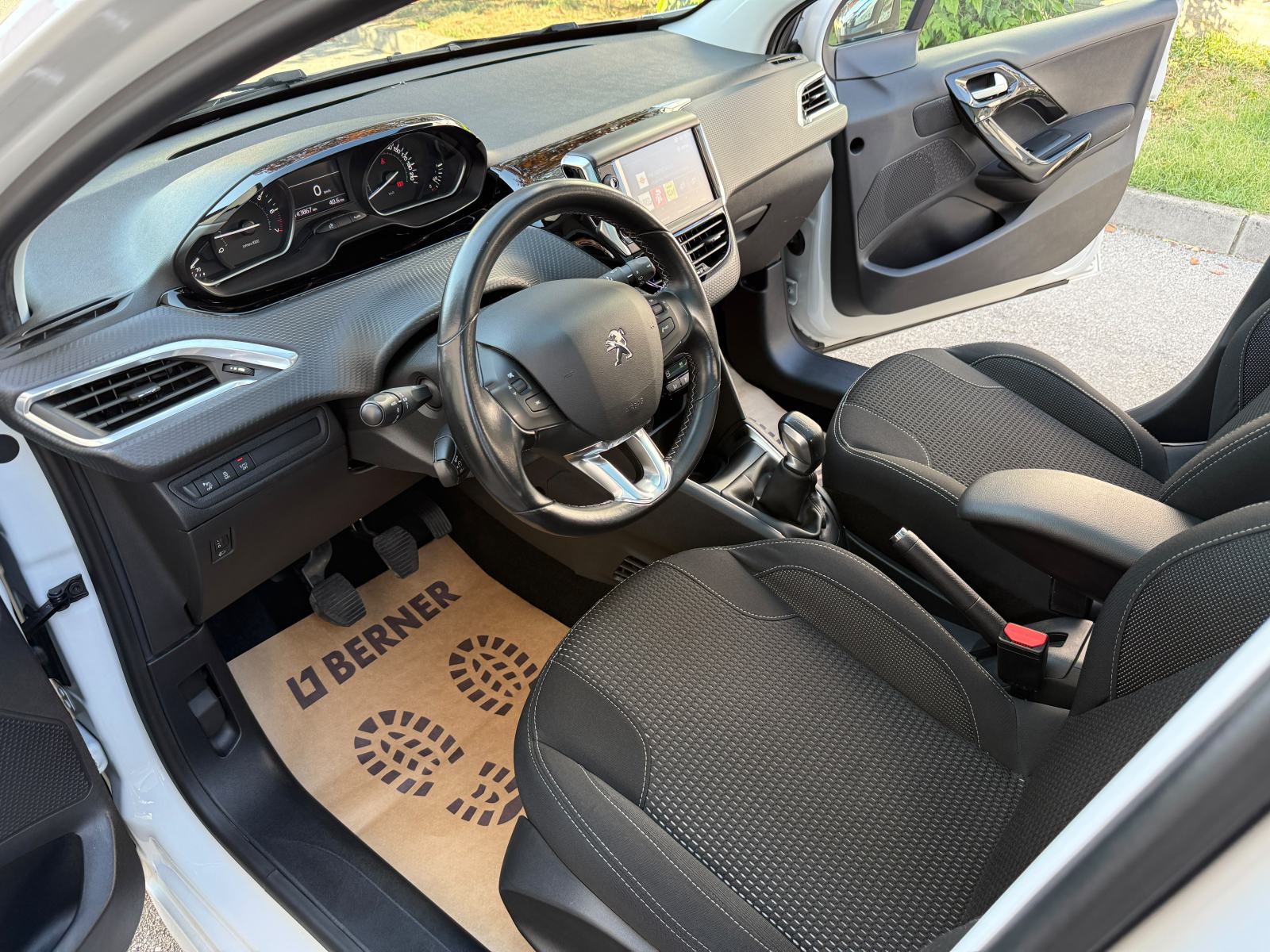 Peugeot 208 1,2 110 ks *REG 07/27* PANORAMA, Aut. klima, Kamera, NAVI, fotografija 7