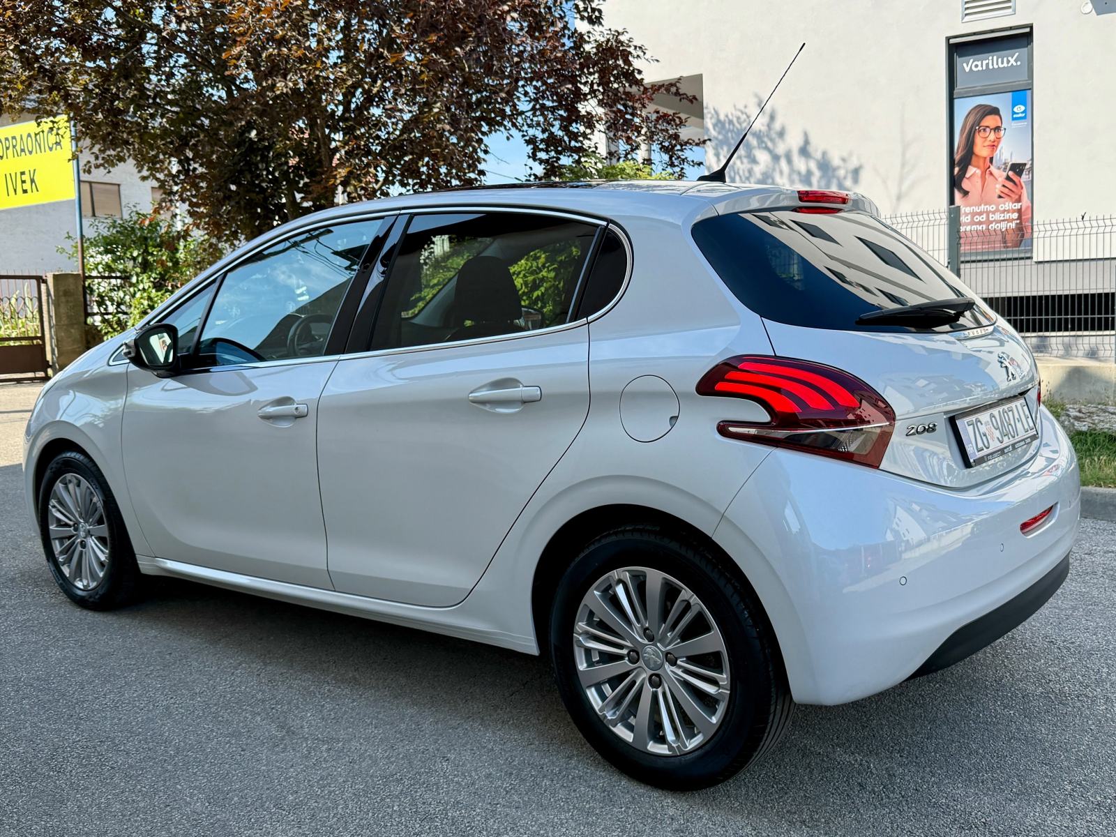 Peugeot 208 1,2 110 ks *REG 07/27* PANORAMA, Aut. klima, Kamera, NAVI, fotografija 2