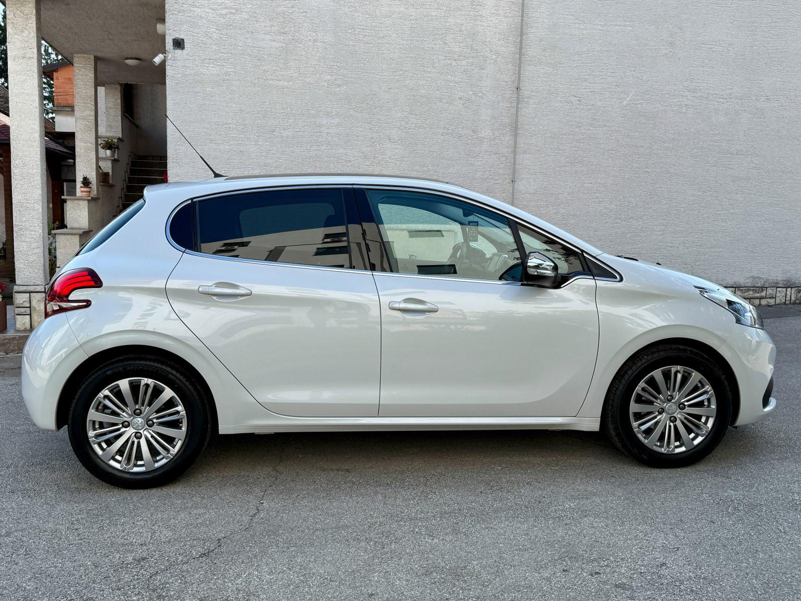 Peugeot 208 1,2 110 ks *REG 07/27* PANORAMA, Aut. klima, Kamera, NAVI, fotografija 4
