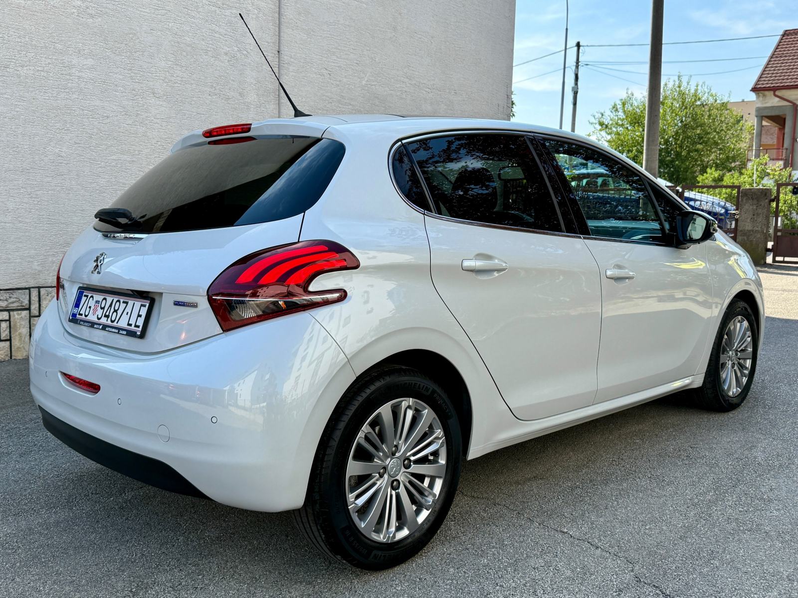 Peugeot 208 1,2 110 ks *REG 07/27* PANORAMA, Aut. klima, Kamera, NAVI, fotografija 3