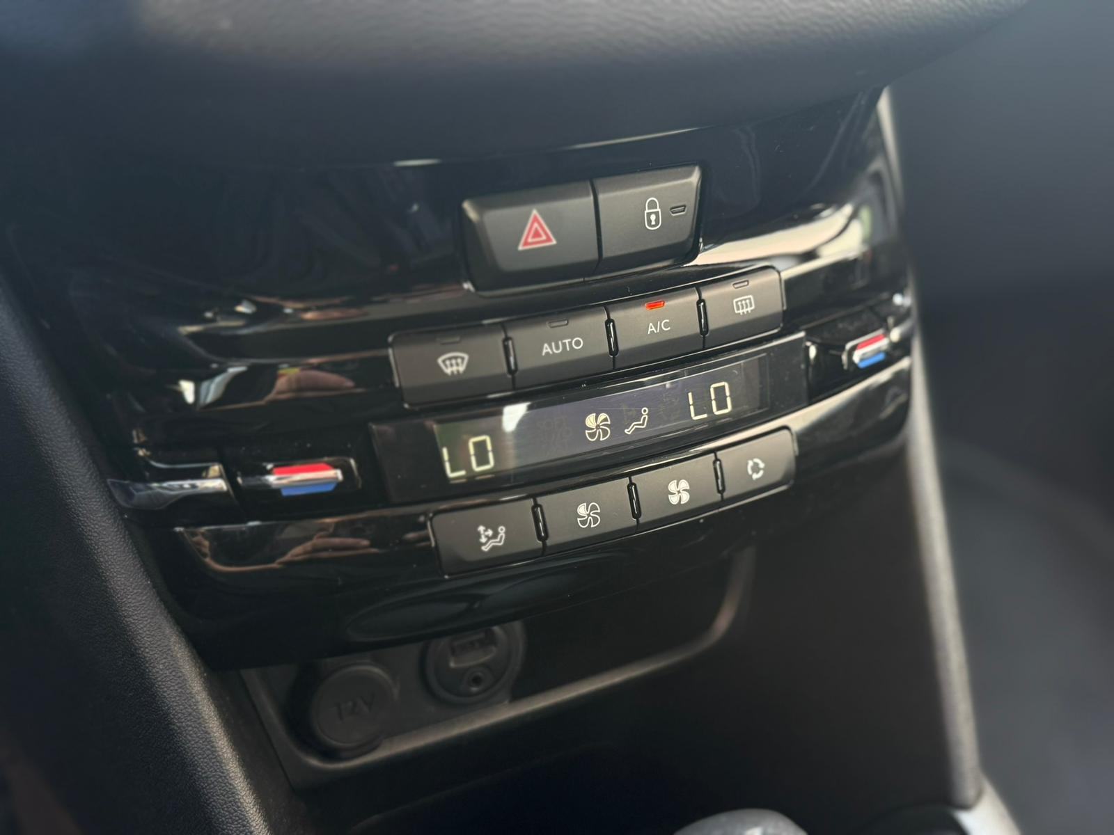 PEUGEOT 208 1.2 - 2018 GOD, fotografija 16