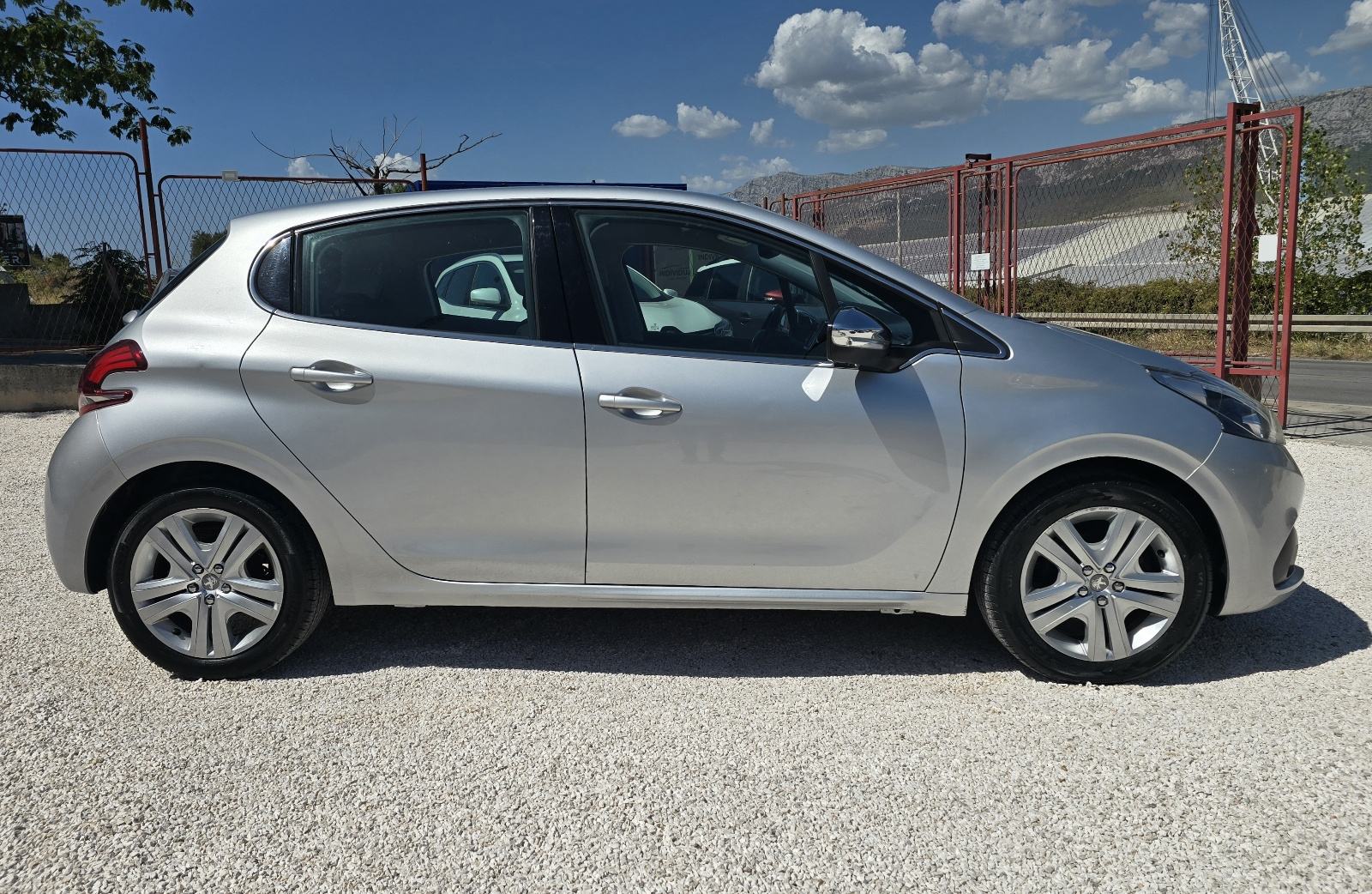 Peugeot 208 1,2 81 kw⛔️novi servis+nove gume⛔️, fotografija 5