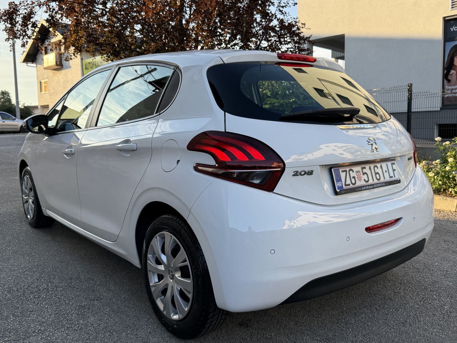 Peugeot 208 1.2 90 tkm. *REG 07/27* Klima, PDC, LED, Grijanje sjedala, pogled izvana - slika 2