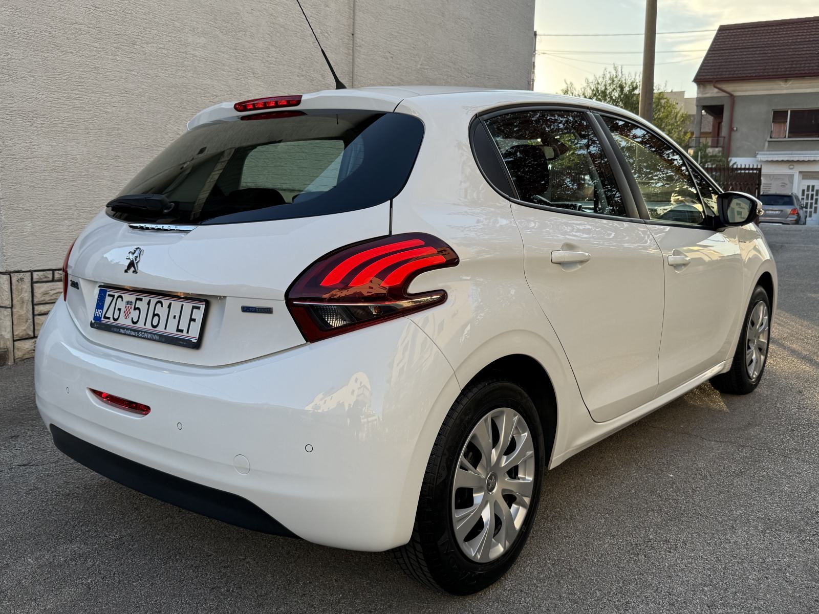 Peugeot 208 1.2 90 tkm. *REG 07/27* Klima, PDC, LED, Grijanje sjedala, pogled izvana - slika 3