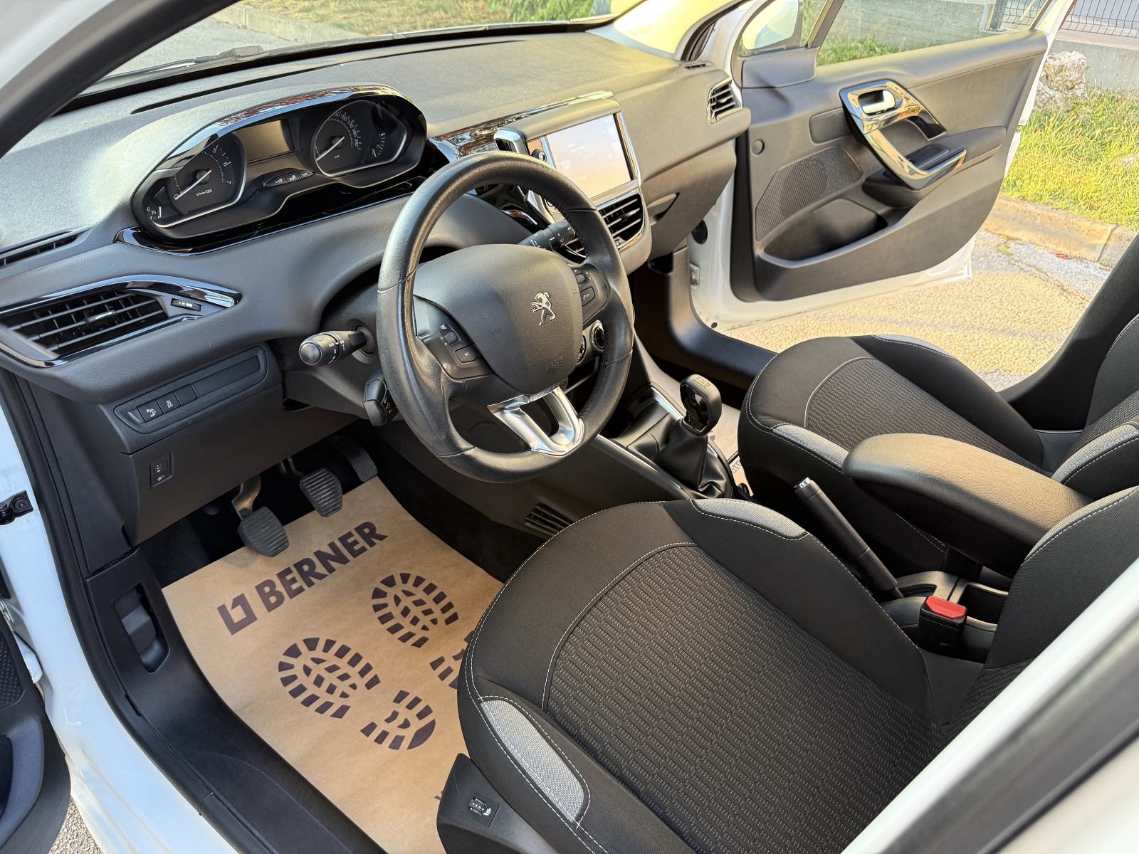 Peugeot 208 1.2 90 tkm. *REG 07/27* Klima, PDC, LED, Grijanje sjedala, fotografija 6