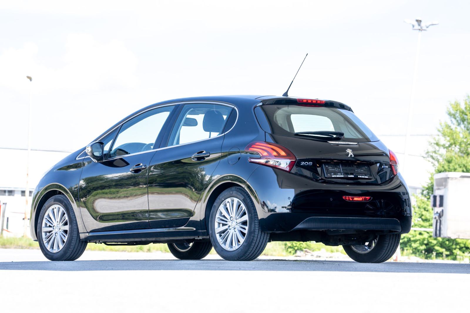 PEUGEOT 208 1.2 *** ALLURE *** SERVISNA, JAKO OČUVANO VOZILO, fotografija 4