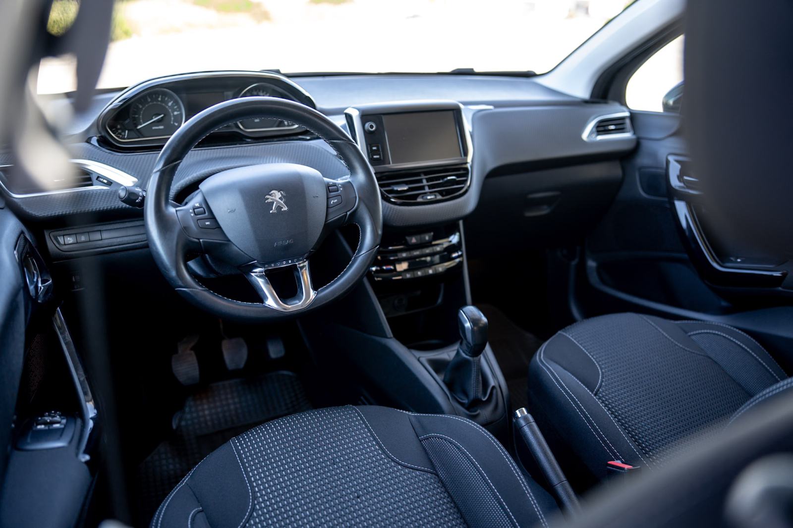 PEUGEOT 208 1.2 *** ALLURE *** SERVISNA, JAKO OČUVANO VOZILO, fotografija 8
