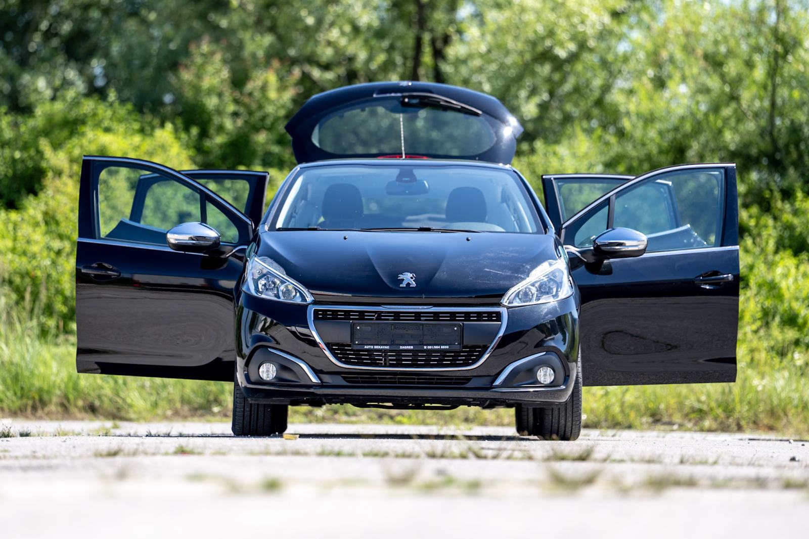 PEUGEOT 208 1.2 *** ALLURE *** SERVISNA, JAKO OČUVANO VOZILO, fotografija 5