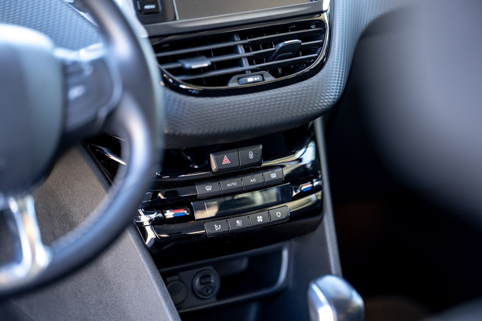 PEUGEOT 208 1.2 *** ALLURE *** SERVISNA, JAKO OČUVANO VOZILO, fotografija 11