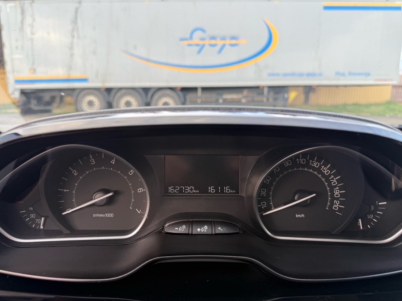 Peugeot 208 1,2 servisna knjiga, alu, kamera, fotografija 9