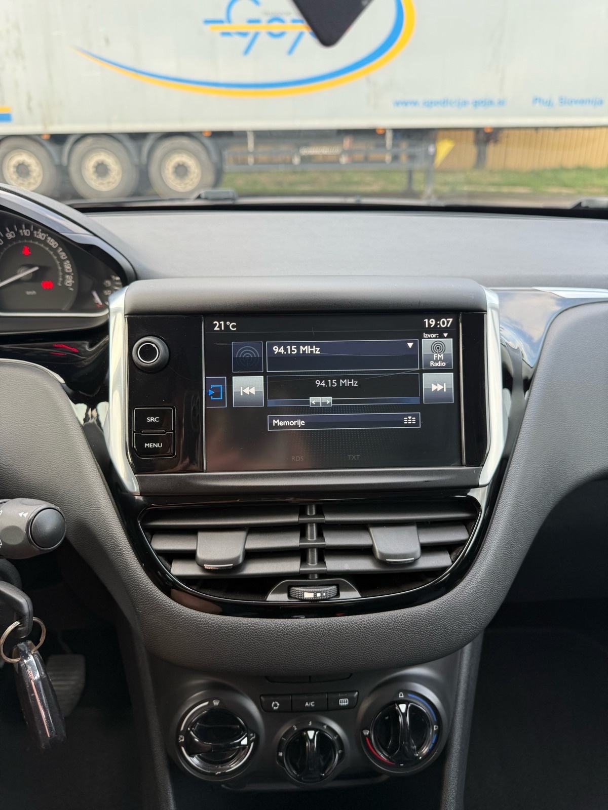 Peugeot 208 1,2 servisna knjiga, alu, kamera, fotografija 10